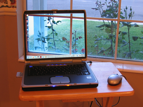 50 Awesome Transparent Screen Trick Photos 33