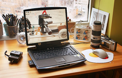 50 Awesome Transparent Screen Trick Photos 6