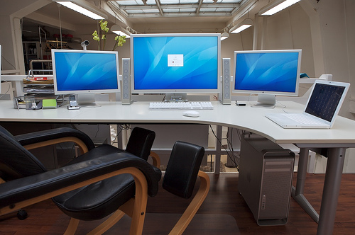 A Showcase of Beautiful Computer Workstations 32