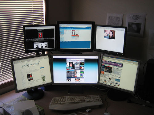 A Showcase of Beautiful Computer Workstations 33